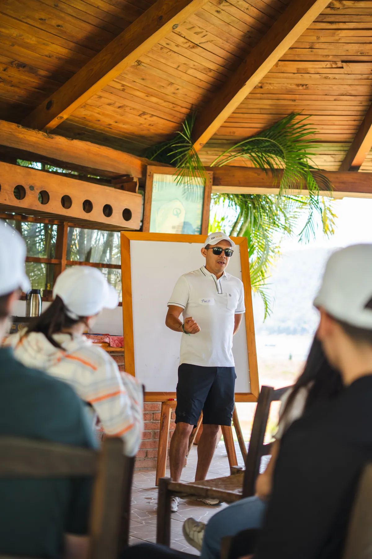 Sesión de trabajo del equipo GO-SCM junto al lago
